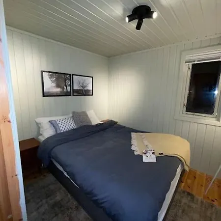 Holiday home Nydelig Sjo, Fjellutsikt, Bilvei, Peis Laukvik