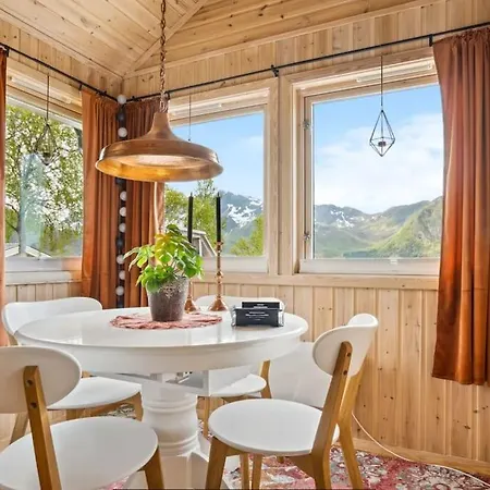 Nydelig Sjo, Fjellutsikt, Bilvei, Peis Holiday home Laukvik