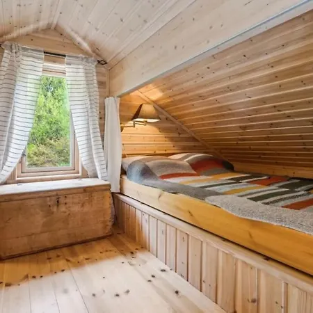 Holiday home Nydelig Sjo, Fjellutsikt, Bilvei, Peis Laukvik