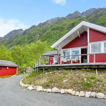Nydelig Sjo, Fjellutsikt, Bilvei, Peis Laukvik