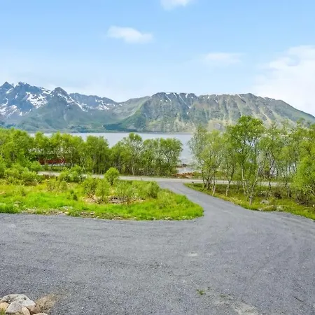 Holiday home Nydelig Sjo, Fjellutsikt, Bilvei, Peis Laukvik